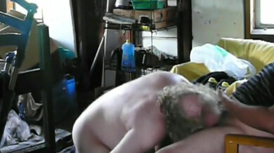 Mike Bishop suce des bites dans l’abri !