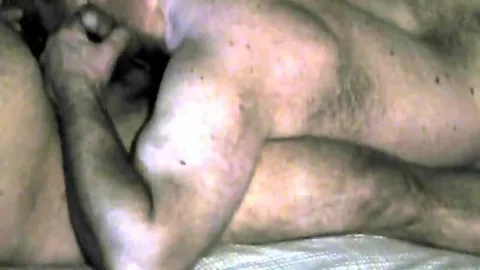 Mike Bishop engole fundo e bebe porra!