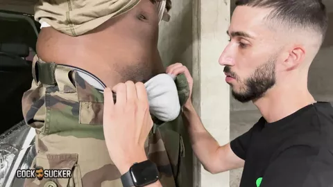 Gut bestückter Soldat bekommt einen Blowjob im Parkhaus