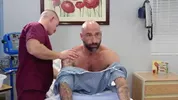 L’infermiere Jack si prende cura del daddy muscoloso Drew