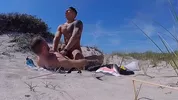 Diego lleva a Austin a la playa para un doble orgasmo