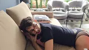 Il ballerino Marco allarga le gambe per me in 180°.
