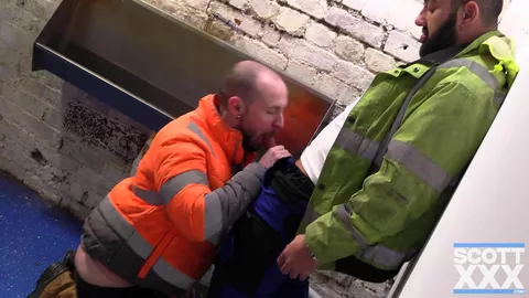 Toilettes — cruising de tradies