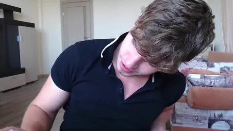 Stud carino che gioca con il suo buco