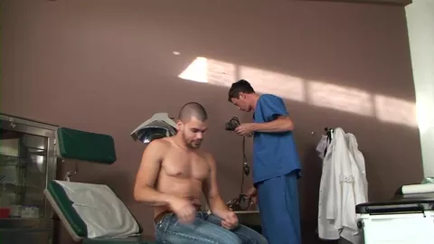 Macho seduzido pelo médico durante o exame da próstata (HD)