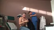 Macho seducido por su médico durante un examen de próstata (HD)