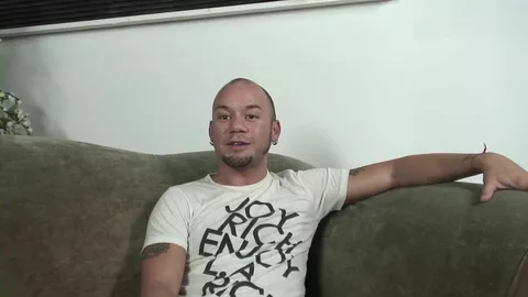 Étalon gay convainc son pote hétéro de passer passif pour la première fois (HD)