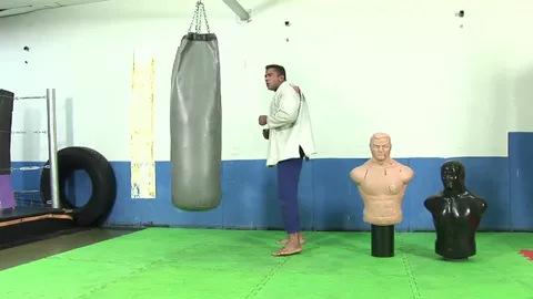 negro gay muscolo dilf domina a su companero de entrenamiento latino HD