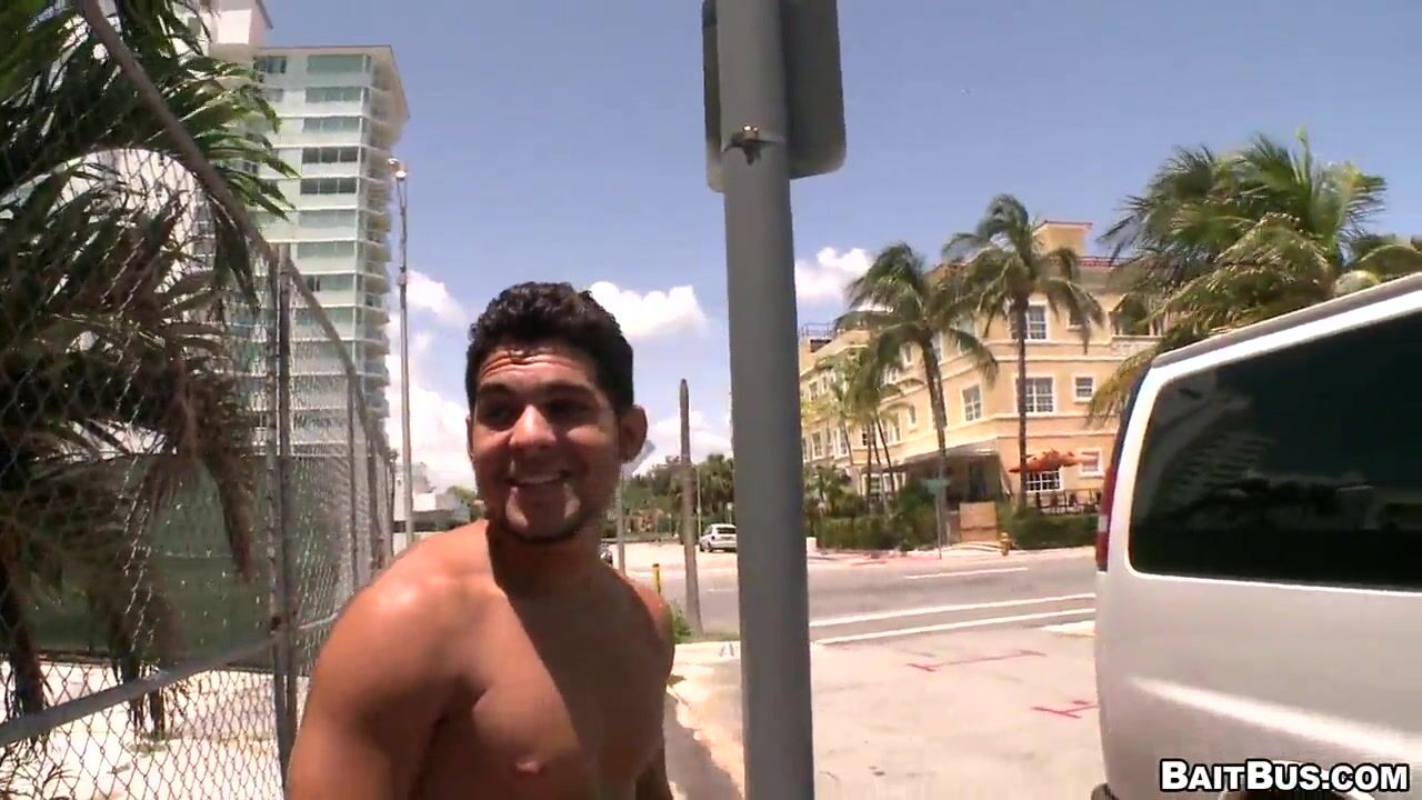 baitbus_-_queria_ser_modelo_queriamos_que_un_hombre_heterosexual_se_follara_a_nuestro