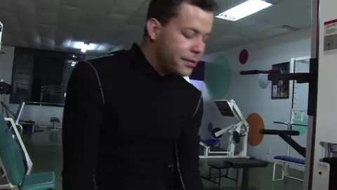 Hetero-DILF wird vom latino Gym-Buddy umgedreht