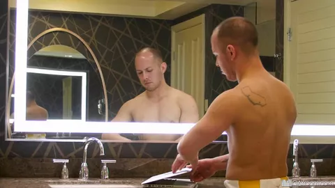 Dusche — muskulöser Black fickt einen Latino-Athleten (HD)