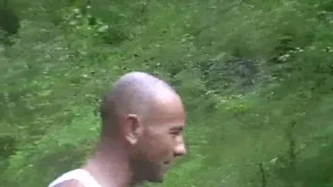 follada_por_un_anciano_en_anillo_de_pene_y_suspensorio_al_aire_libre