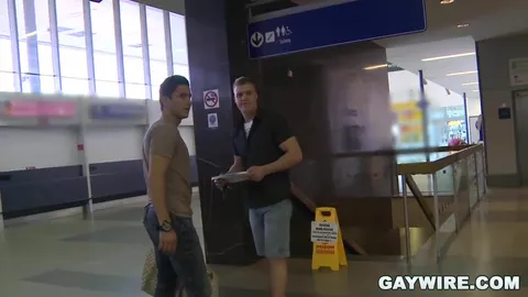 dos sementales criando en un estacionamiento no hay verguenza en absoluto