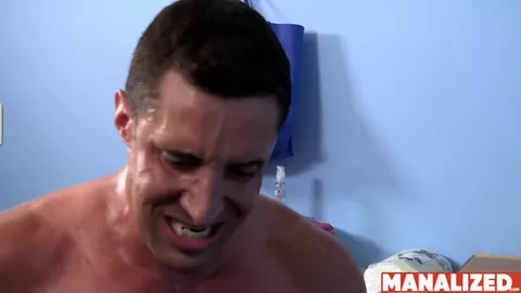 hunk negro manalizado se corre mientras es bombeado profundamente por nick