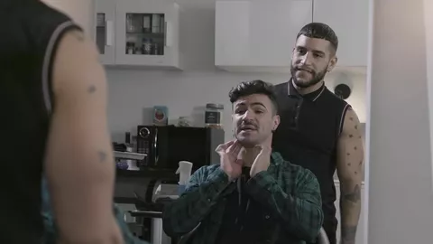 Stallone peloso e muscoloso si fa fare un pompino da un barbiere