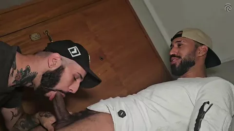 Chupando la enorme polla de Macanon