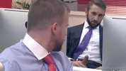 Il capoufficio e il suo collaboratore terminano il turno