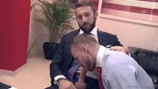 Il capoufficio e il suo collaboratore terminano il turno