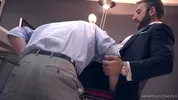 Il capoufficio e il suo collaboratore terminano il turno