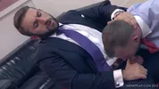 Il capoufficio e il suo collaboratore terminano il turno