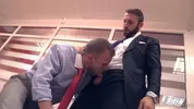 Il capoufficio e il suo collaboratore terminano il turno