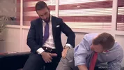 Il capoufficio e il suo collaboratore terminano il turno