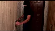 Russischer Einbrecher fickt einen Mann, der in seinem Kühlschrank gefangen ist