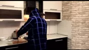 Russischer Einbrecher fickt einen Mann, der in seinem Kühlschrank gefangen ist