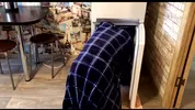 Russischer Einbrecher fickt einen Mann, der in seinem Kühlschrank gefangen ist