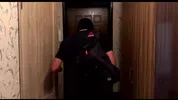 Russischer Einbrecher fickt einen Mann, der in seinem Kühlschrank gefangen ist