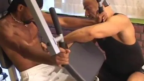 dotado de ébano rompe lujurioso istruttore di ginnastica gay nell’impianto