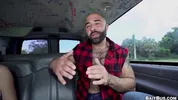 BaitBus – oso calvo y peludo follado por un hombre hetero en una camioneta