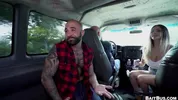 BaitBus – oso calvo y peludo follado por un hombre hetero en una camioneta