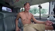 BaitBus – oso calvo y peludo follado por un hombre hetero en una camioneta