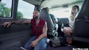 BaitBus – oso calvo y peludo follado por un hombre hetero en una camioneta