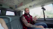 BaitBus – oso calvo y peludo follado por un hombre hetero en una camioneta