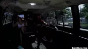 BaitBus – oso calvo y peludo follado por un hombre hetero en una camioneta