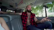 BaitBus – oso calvo y peludo follado por un hombre hetero en una camioneta