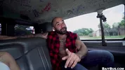 BaitBus – oso calvo y peludo follado por un hombre hetero en una camioneta