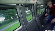 BaitBus – oso calvo y peludo follado por un hombre hetero en una camioneta