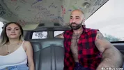 BaitBus – oso calvo y peludo follado por un hombre hetero en una camioneta