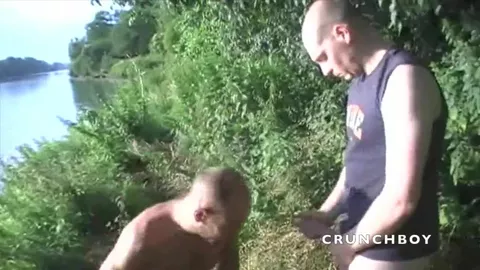 Jess chupa um pau grande e é comid* num ponto de cruising ao ar livre