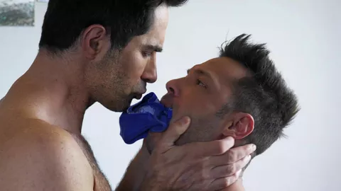 John Brachalli si mette in ginocchio per Michael Lucas 2