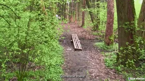 Stavo facendo una bella passeggiata in una foresta e ho notato questo tizio che faceva la pipì