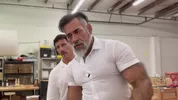 2 hombres musculosos