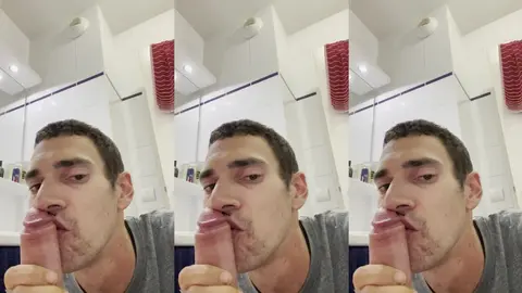 Ele chupa-me a pila na casa de banho de um bar