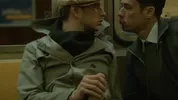 Dois homens heterossexuais chupam pilas no comboio