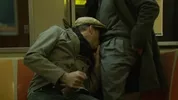 Dois homens heterossexuais chupam pilas no comboio