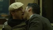 Dois homens heterossexuais chupam pilas no comboio