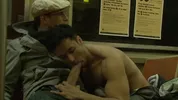 Dois homens heterossexuais chupam pilas no comboio